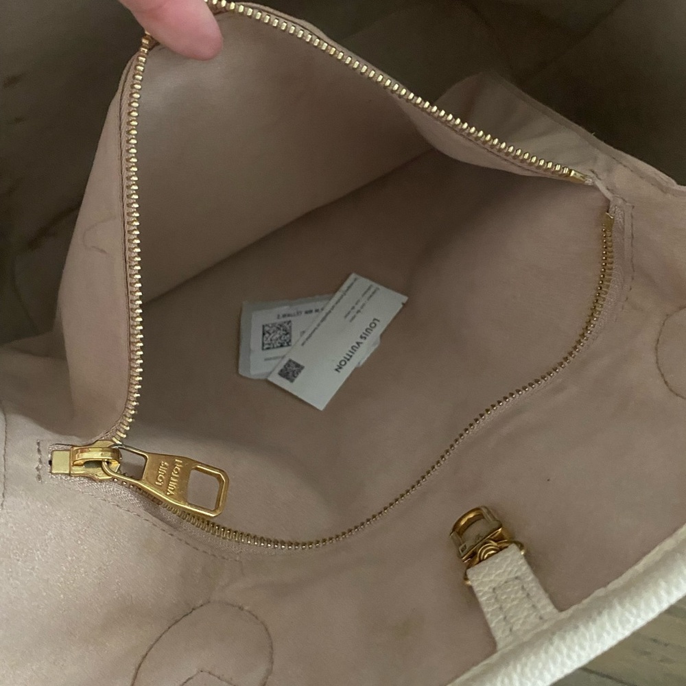 *Limited Edition* Louis Vuitton Neverfull MM
M21579 - Picture 13 of 17